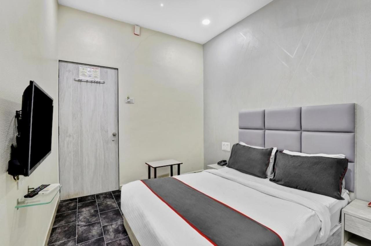Hotel Unicorn, Surat Exterior photo